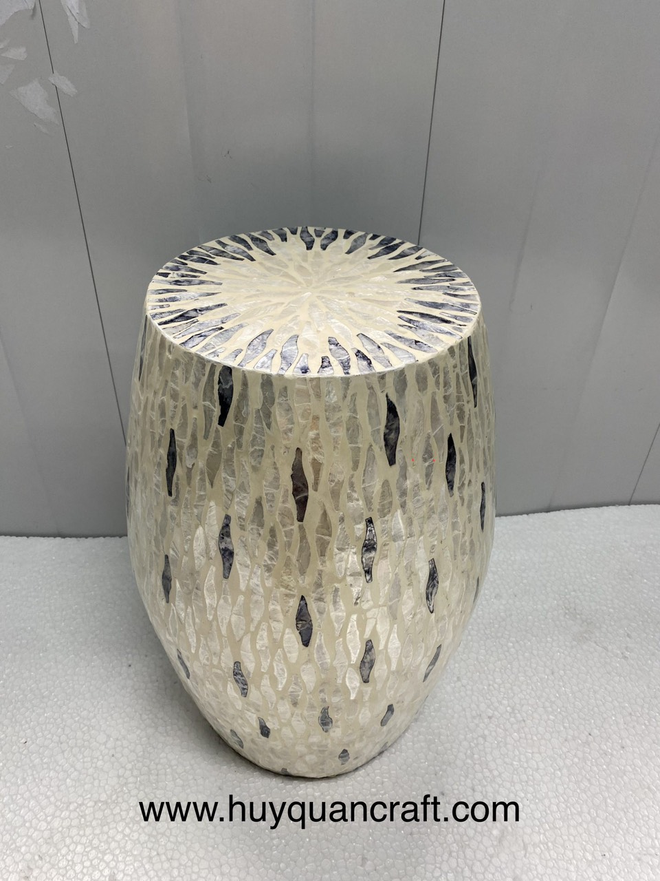 HQ12506 Mother of pearl lacquer stool